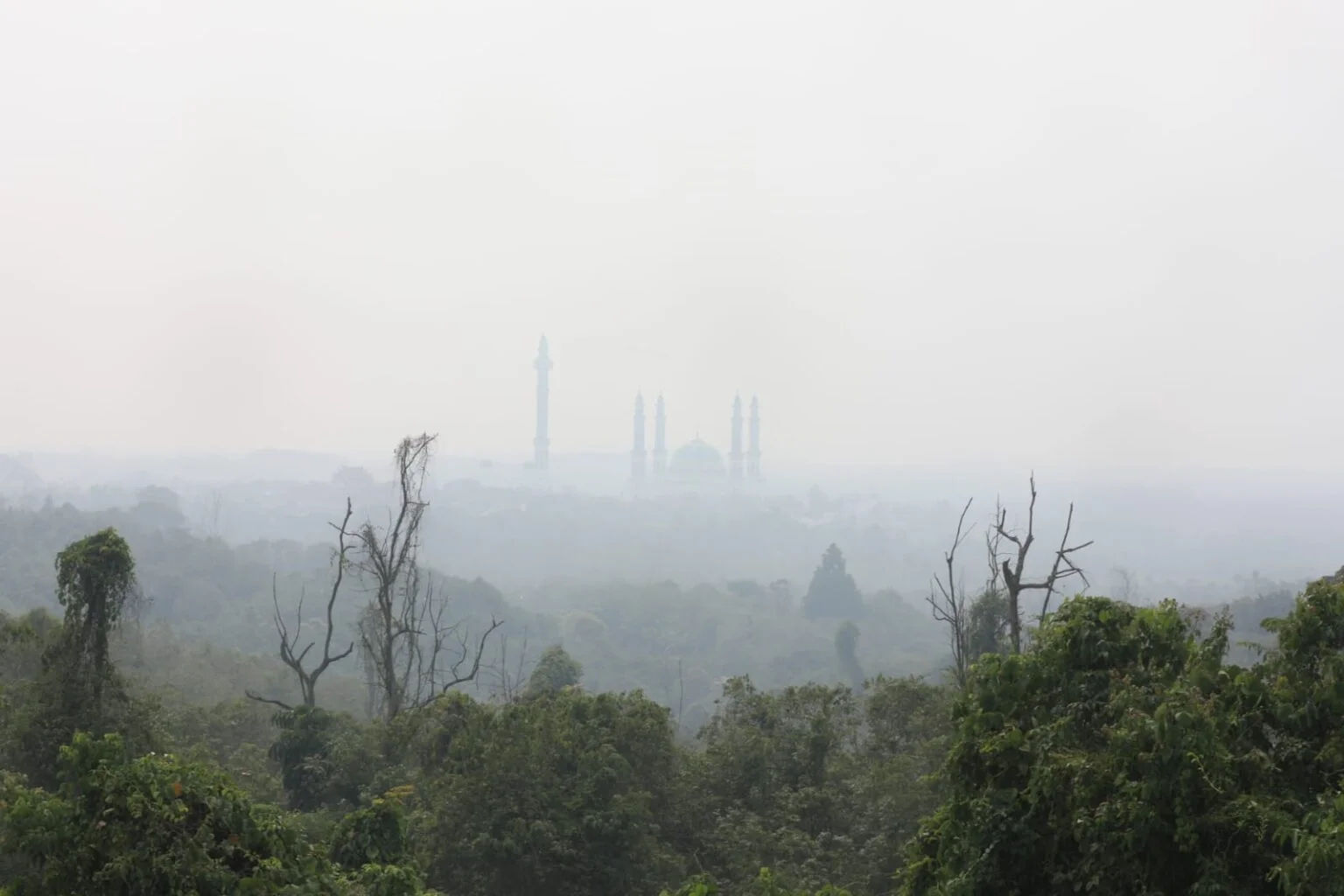 Pemandangan Kota Sangatta pada Jumat, 18 September 2026.  Kabut asap terlihat jelas menyebabkan lonjakan ISPA. 
