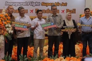 Penerbangan perdana Super Air Jet rute Kualanamu–Bandung di Gate 7 ruang tunggu keberangkatan domestik Bandara Internasional Kualanamu
