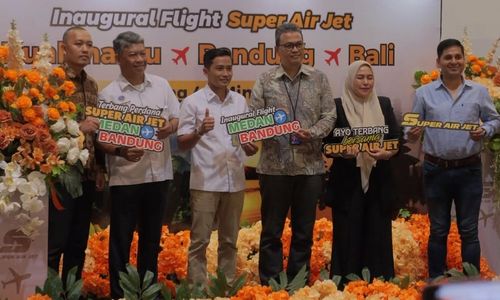 Penerbangan perdana Super Air Jet rute Kualanamu–Bandung di Gate 7 ruang tunggu keberangkatan domestik Bandara Internasional Kualanamu