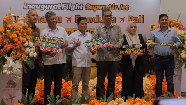 Penerbangan perdana Super Air Jet rute Kualanamu–Bandung di Gate 7 ruang tunggu keberangkatan domestik Bandara Internasional Kualanamu