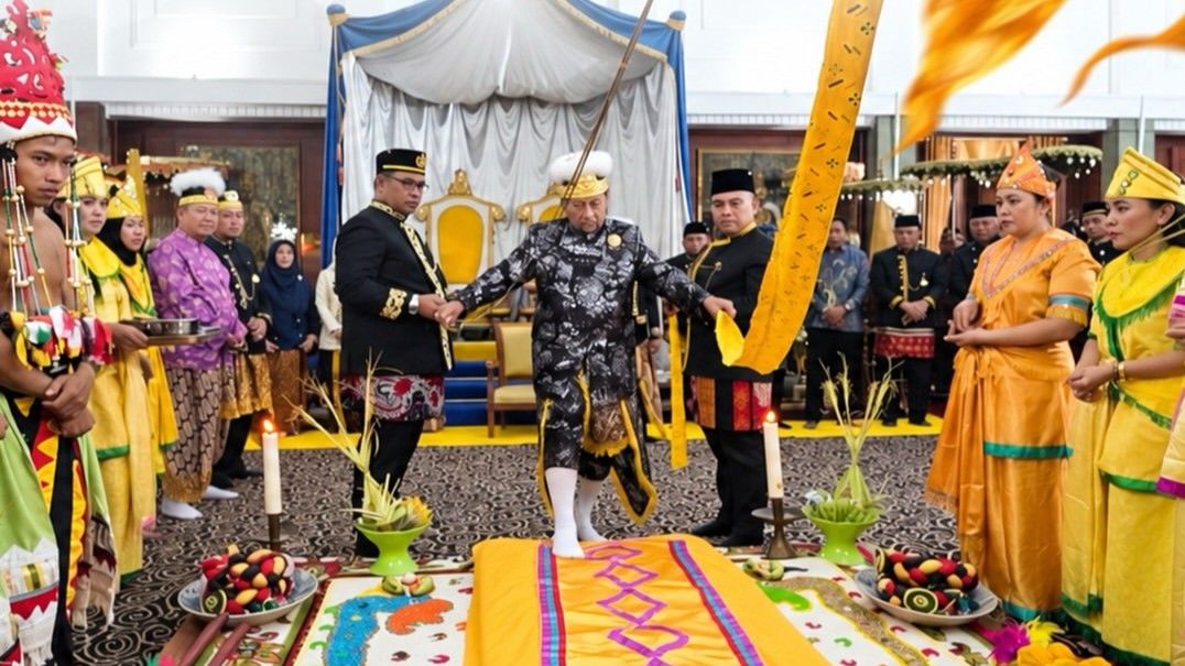 Sultan Kutai Kartanegara Ing Martadipura Aji Muhammad Arifin menjalani ritual Bepelas,  Minggu (20/9/2026).