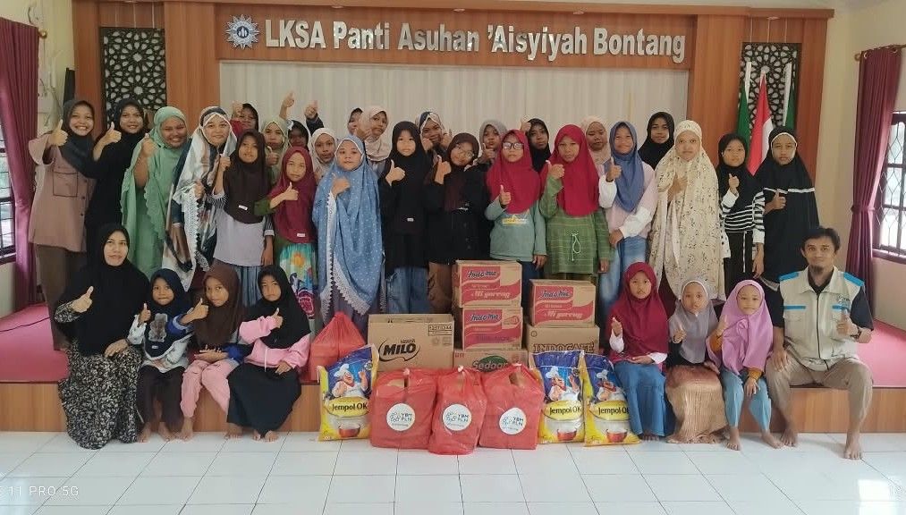 YBM PLN Bontang Bagi Makan Siang dan Sembako untuk Anak Panti Aisyiyah