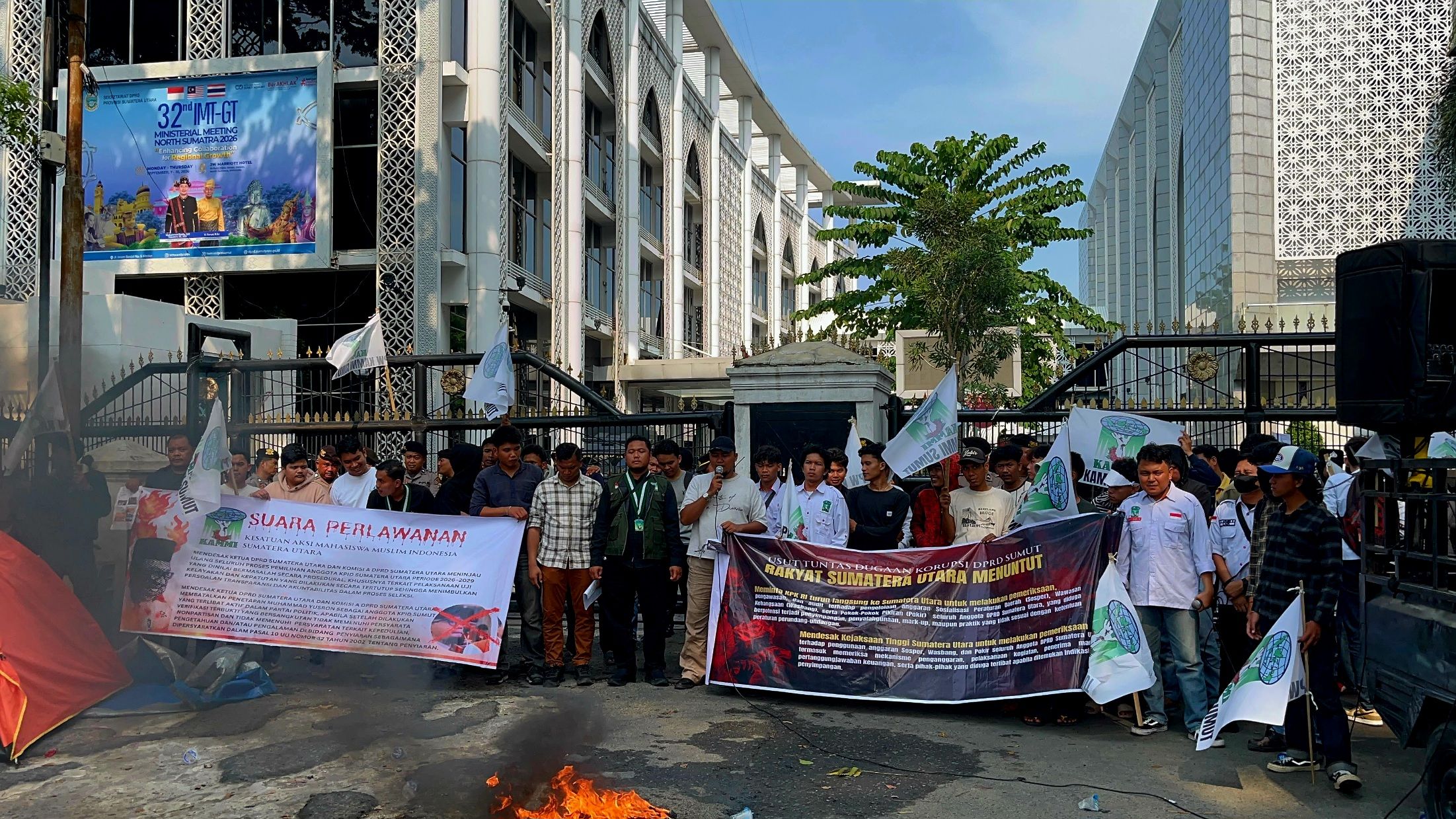 Massa KAMMI berdemonstrasi ke gedung dewan, menuntut transparansi proses pemilihan anggota KPID Sumut dan penggunaan anggaran