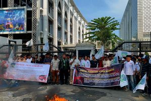 Massa KAMMI berdemonstrasi ke gedung dewan, menuntut transparansi proses pemilihan anggota KPID Sumut dan penggunaan anggaran