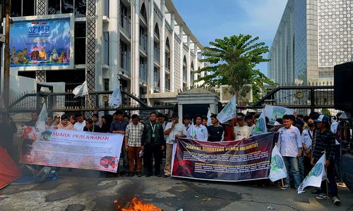 Massa KAMMI berdemonstrasi ke gedung dewan, menuntut transparansi proses pemilihan anggota KPID Sumut dan penggunaan anggaran