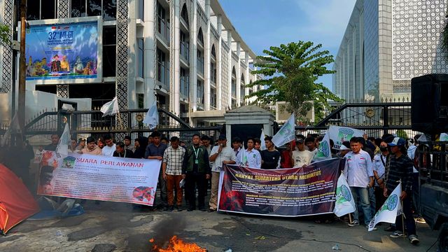 Massa KAMMI berdemonstrasi ke gedung dewan, menuntut transparansi proses pemilihan anggota KPID Sumut dan penggunaan anggaran