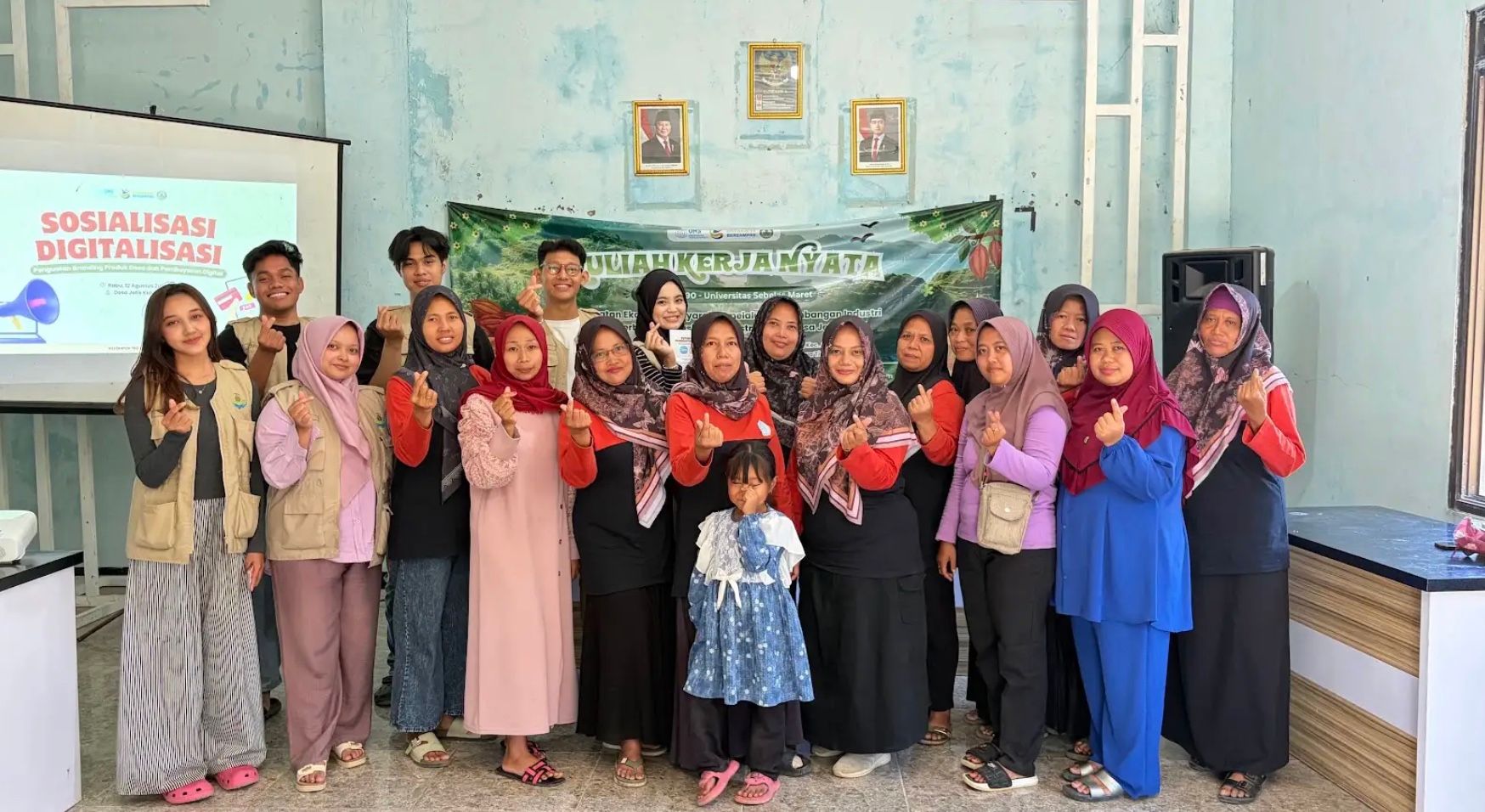 Mahasiswa KKN UNS Ajak Ibu-ibu PKK Pacitan Belajar Digitalisasi Produk Kakao