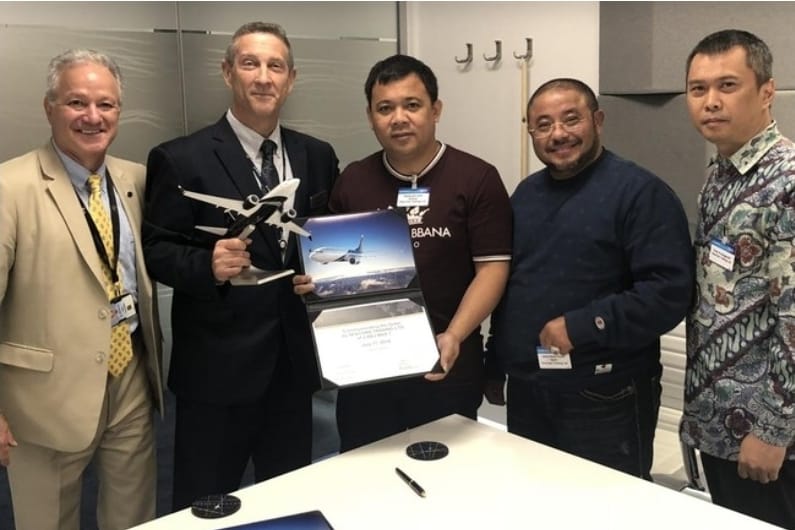 Haji Isan saat membeli salah satu pesawat milik Boeing. 