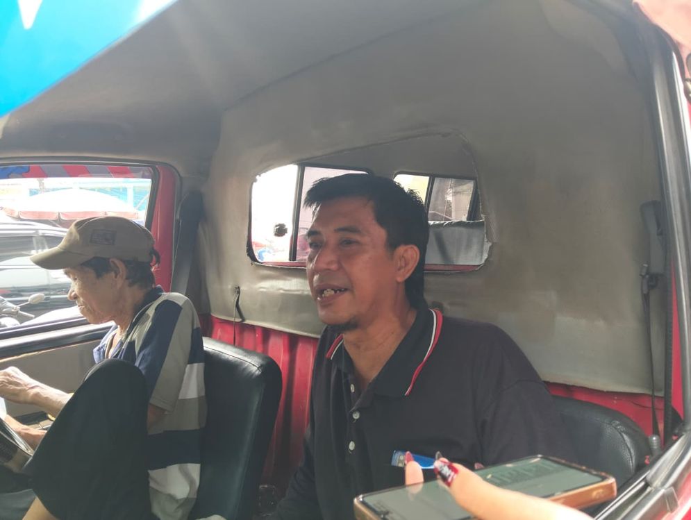 Jauhari bertahan menjadi sopir angkot untuk memenuhi kebutuhan hidup keluarganya di tengah ketidakpastian pendapatan