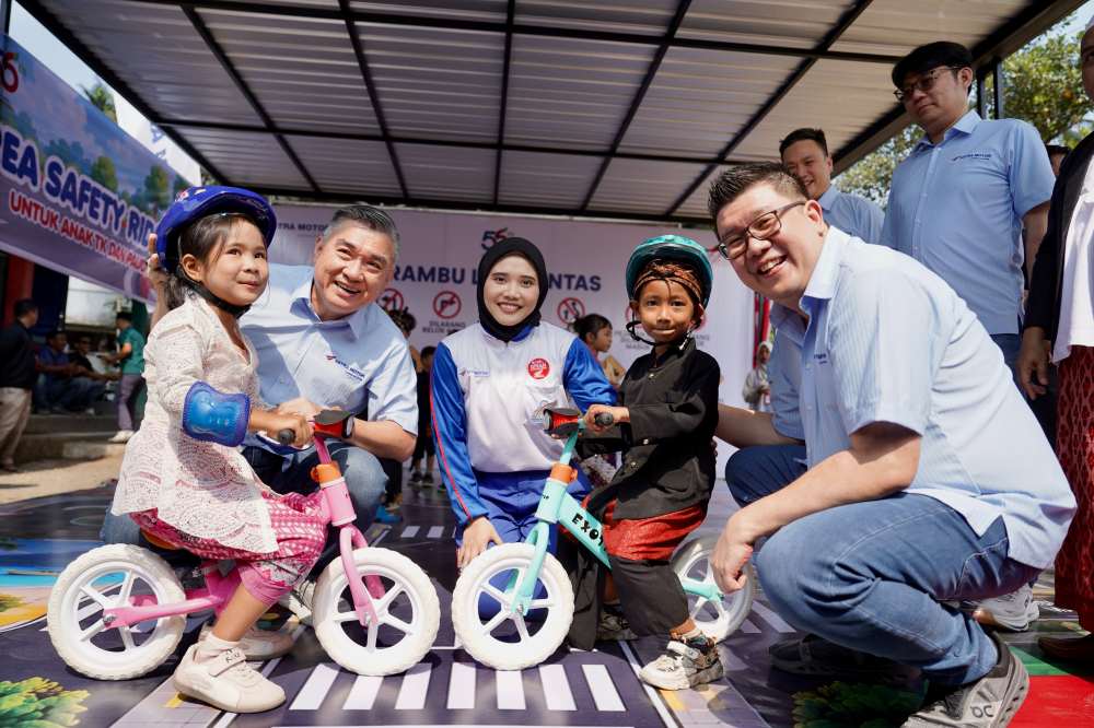 Chief Operating Officer Astra Motor, Budi Astono (kiri) didampingi oleh Operation Division Head, Arnanto Gunara meresmikan area Safety Riding for Kids di TK/Paud Rinjani pada peresmian DSA Bengkaung binaan Astra Motor.