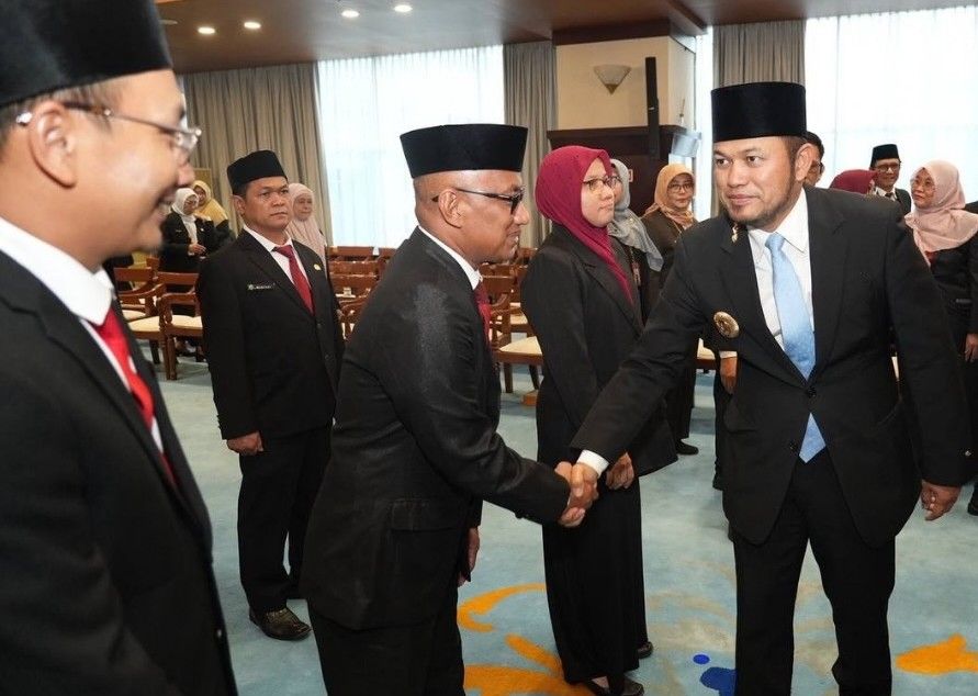 Gubernur Kaltim Rudy Mas'ud memberikan ucapan selamat kepada pejabat yang dilantik, Senin (28/9/2026).