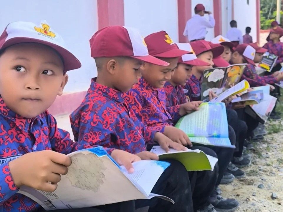Murid-murid sekolah dasar di salah satu sekolah di Kabupaten Kutai Timur pada tahun ajaran baru.