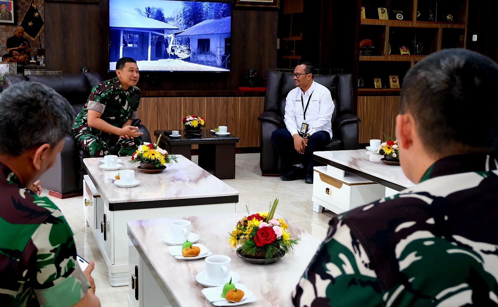 EGM Pertamina Patra Niaga Regional Sumbagut Fanda Chrismianto bersilaturahmi dengan Panglima Kodam I/BB Mayjen Hendy Antariksa untuk mendukung kelancaran operasional dan distribusi energi kepada masyarakat