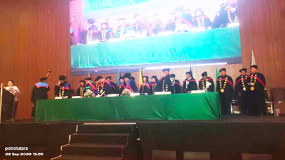 Upacara wisuda UKI Tomohon di gedung Mission Center GMIM.