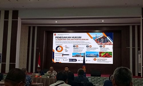 Kepala Kantor Wilayah 1 KPPU Ridho Pamungkas memaparkan catatan kinerja 2026 pada Forum Jurnalis KPPU Kanwil 1 di aula Srideli Gedung Keuangan Negara