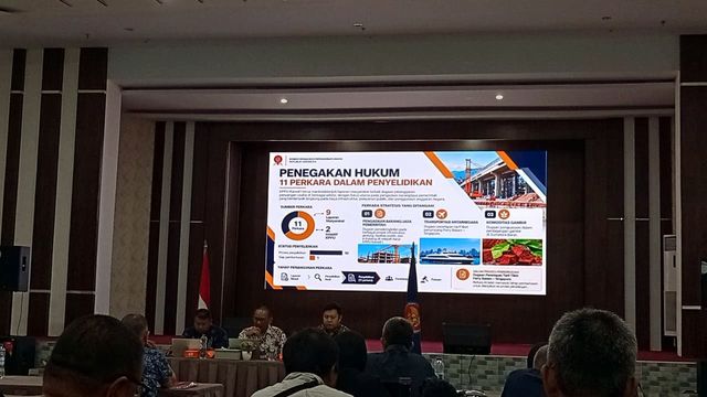 Kepala Kantor Wilayah 1 KPPU Ridho Pamungkas memaparkan catatan kinerja 2026 pada Forum Jurnalis KPPU Kanwil 1 di aula Srideli Gedung Keuangan Negara