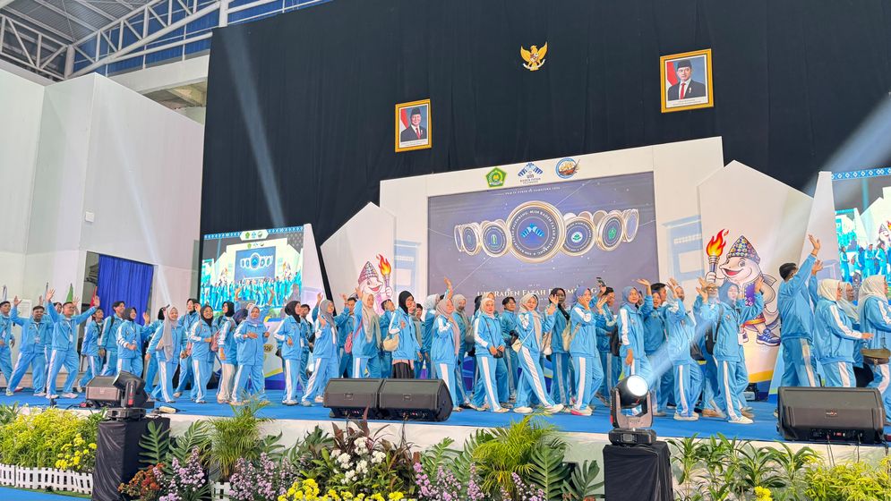 Suasana meriah saat defile delegasi berlangsung
