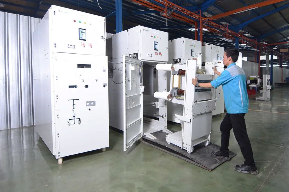 Manajemen Semacom rahasiakan pemberi kontrak kerja data center.  