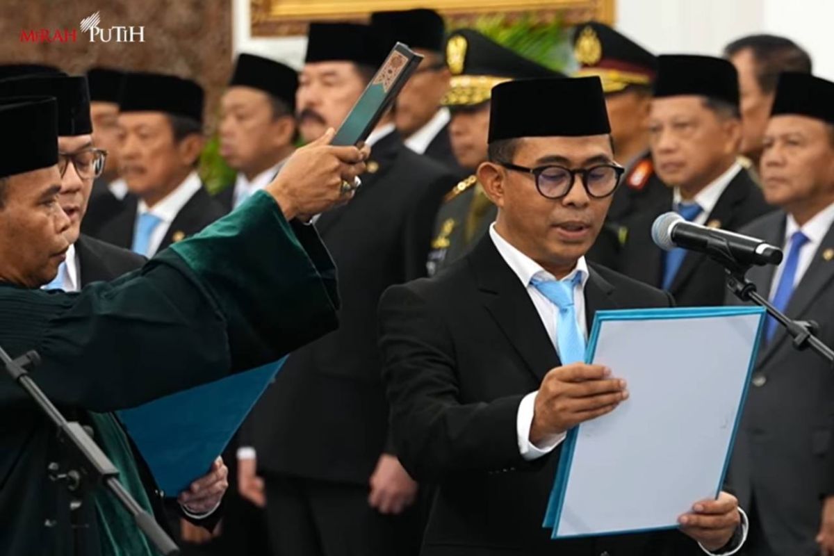 Nuzran Joher membacakan sumpah saat dilantik sebagai Kepala Ombudsman RI di Istana Negara, Jakarta, Kamis (1/10/2026).