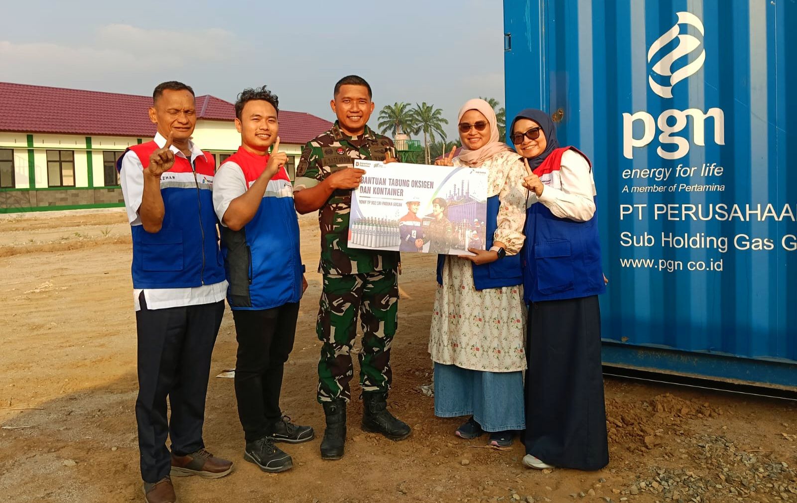 
PGN melalui SOR 1 menyalurkan tabung oksigen kepada Yonif TP 902/Sri Paduka Gocah dan RSUD Aceh Tamiang