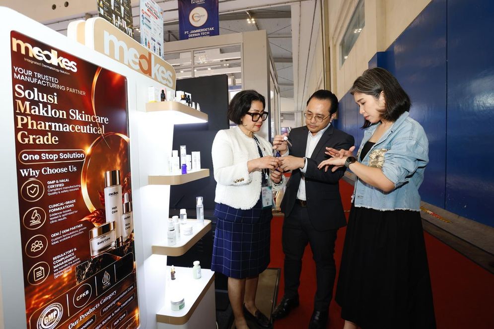 (Kiri ke Kanan) Direktur Operasional PT Medkes Global Prima (Medkes) Shella Huliselan, Partner Beauty World Indonesia dr. Samuel Stemi, dan General Manager Sales & Marketing B2C Beauty World Indonesia Irine, pada acara panel talk show “Unlocking Premium Brand Success” di Cosmobeauté Indonesia 2026, ICE BSD, Tangerang, Kamis (01/10/2026). Sinergi Medkes dan Beauty World Indonesia menggabungkan kapabilitas pengembangan formulasi dan produksi dengan pengalaman distribusi, retail, dan pengembangan pasar untuk mendukung pengembangan brand kosmetik. Melalui tim R&D dan tenaga ahli di bidang formulasi, Medkes membantu pelaku usaha menerjemahkan kebutuhan pasar menjadi produk yang dikembangkan secara lebih terarah, dengan memperhatikan kualitas serta kesiapan regulasi.