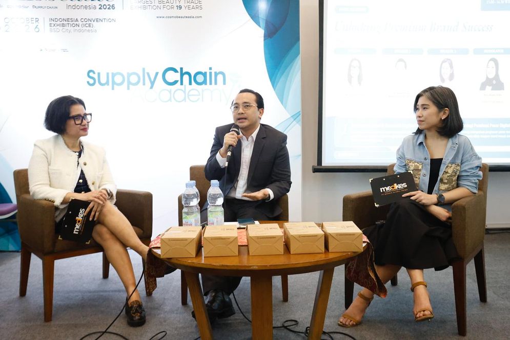 (Kiri ke Kanan) Direktur Operasional PT Medkes Global Prima (Medkes) Shella Huliselan, Partner Beauty World Indonesia dr. Samuel Stemi, dan General Manager Sales & Marketing B2C Beauty World Indonesia Irine, pada acara panel talk show “Unlocking Premium Brand Success” di Cosmobeauté Indonesia 2026, ICE BSD, Tangerang, Kamis (01/10/2026). Sinergi Medkes dan Beauty World Indonesia menggabungkan kapabilitas pengembangan formulasi dan produksi dengan pengalaman distribusi, retail, dan pengembangan pasar untuk mendukung pengembangan brand kosmetik. Melalui tim R&D dan tenaga ahli di bidang formulasi, Medkes membantu pelaku usaha menerjemahkan kebutuhan pasar menjadi produk yang dikembangkan secara lebih terarah, dengan memperhatikan kualitas serta kesiapan regulasi.