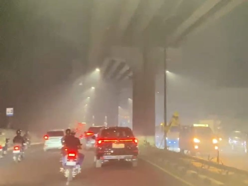 Suasana jalan utama di Kota Palembanng yang diselimuti kabut asap karhutla, Jumat malam (2/10/2026)