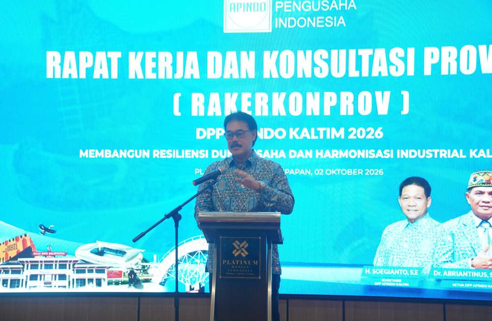 Wakil Ketua Bidang Organisasi Apindo, Muliawan Margadana memberikan sambutan pada Rakerkonprov Apindo Kaltim, Jumat (2/10/2026).