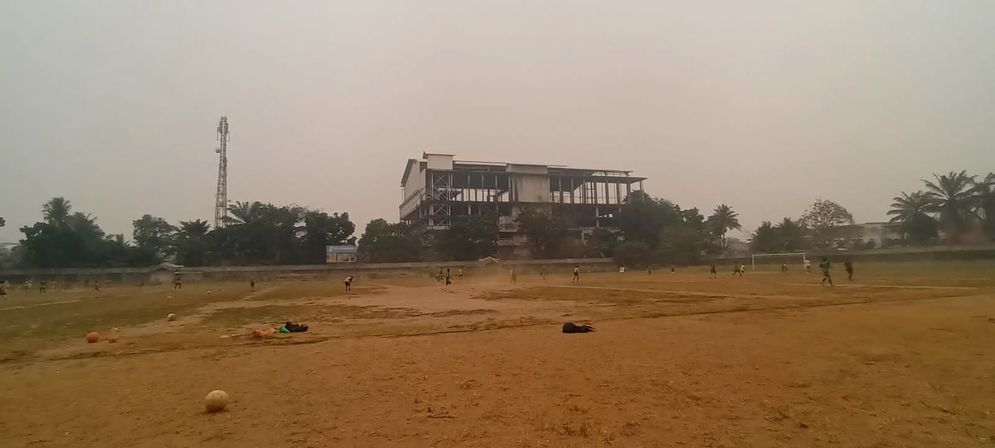Ilustrasi anak-anak di Kota Palembang bertahan latihan sepak bola di Stadion Kamboja di tengah paparan asap dan debu