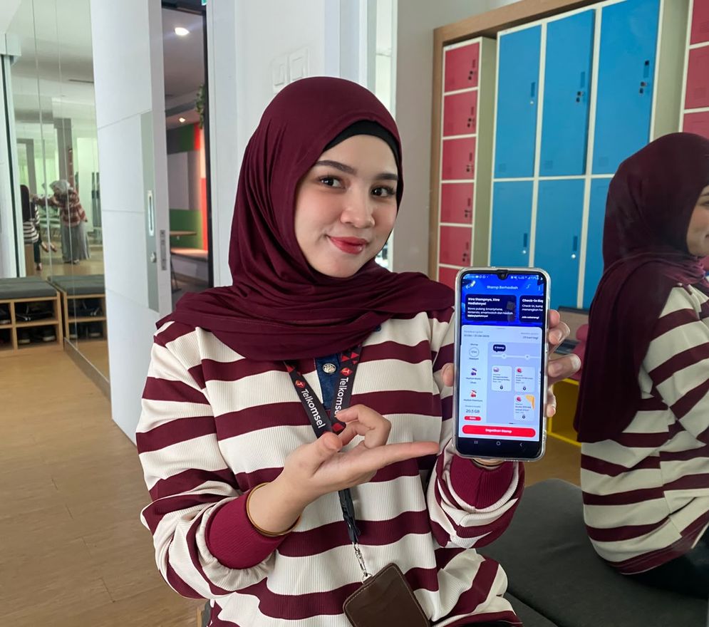 Ilustrasi pelanggan saat membuka aplikasi MyTelkomsel.