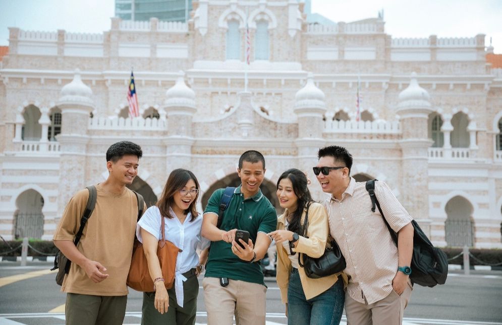 Ilustrasi pelanggan Telkomsel sedang menikmati paket RoaMAX Asia Tenggara di negara Malaysia.