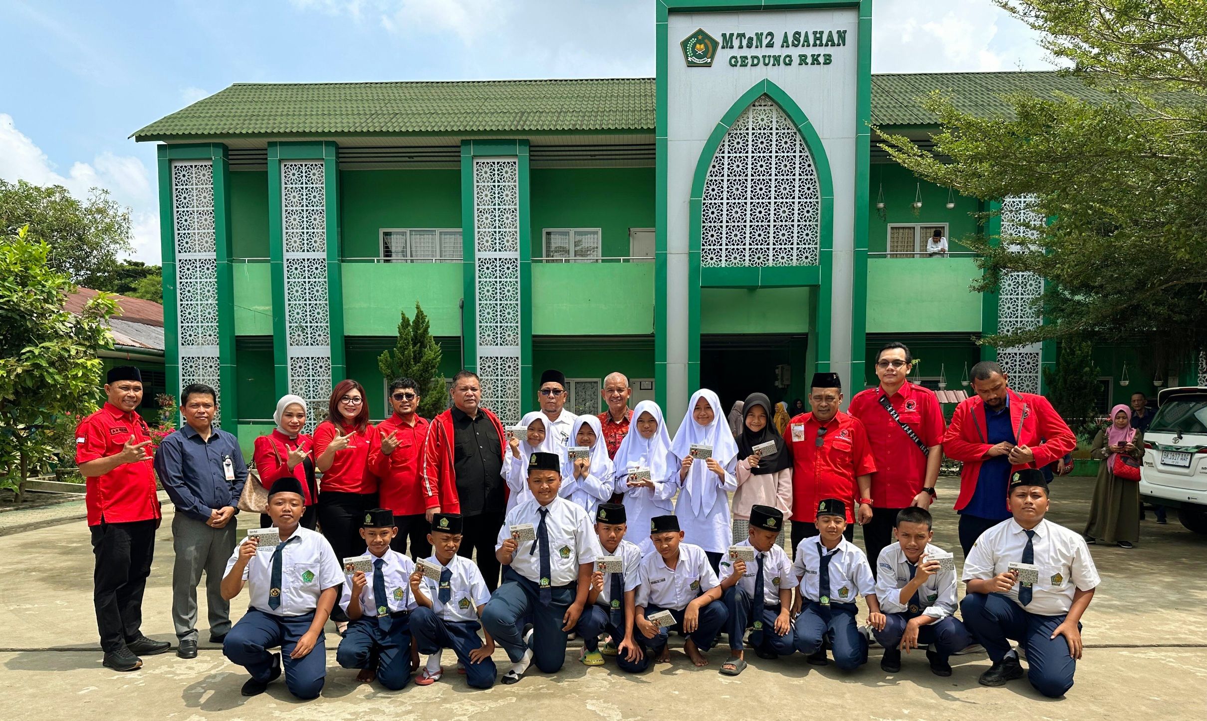 DPD PDI Perjuangan Sumut memberi tali asih kepada siswa korban keracunan Makan Bergizi Gratis (MBG) di Kabupaten Asahan