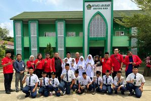   DPD PDI Perjuangan Sumut memberi tali asih kepada siswa korban keracunan Makan Bergizi Gratis (MBG) di Kabupaten Asahan