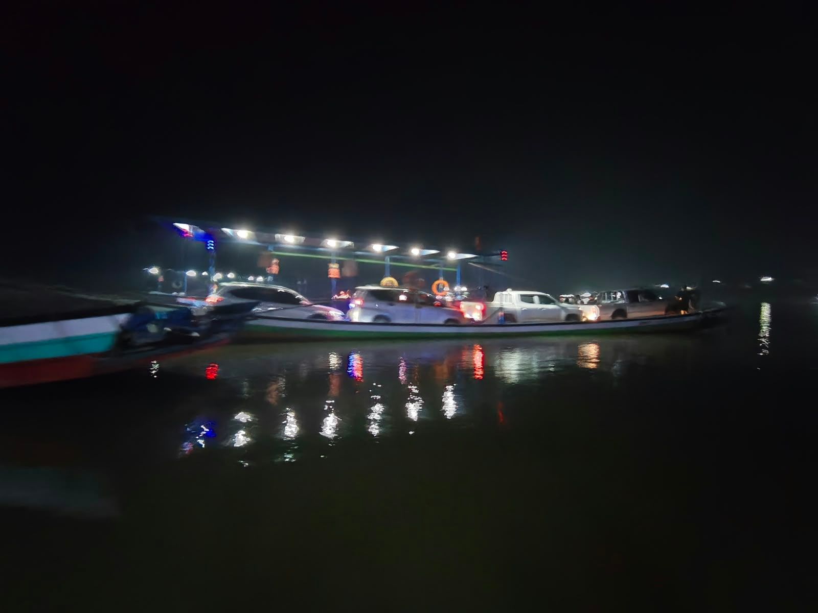 Warga Kutai Barat memanfaatkan kapal untuk menyeberang Sungai Mahakam karena belum selesainya jembatan yang menghubungkan wilayah itu menuju jalur Samarinda. 