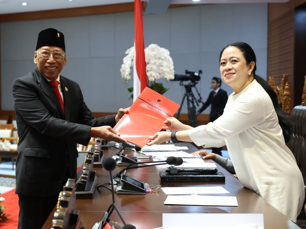 Ketua DPR RI Puan Maharani menerima persetujuan terhadap RUU tentang Perampasan Aset Terkait Tindak Pidana untuk ditetapkan sebagai RUU Inisiatif DPR RI dalam Rapat Paripurna ke-9 DPR RI MS I Tahun Sidang 2026-2027, Selasa (6/10/2026). 