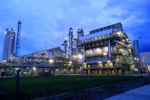 Pertama, memperkuat industri pupuk sebagai jangkar ketahanan pangan melalui revitalisasi dan ekspansi kapasitas produksi.