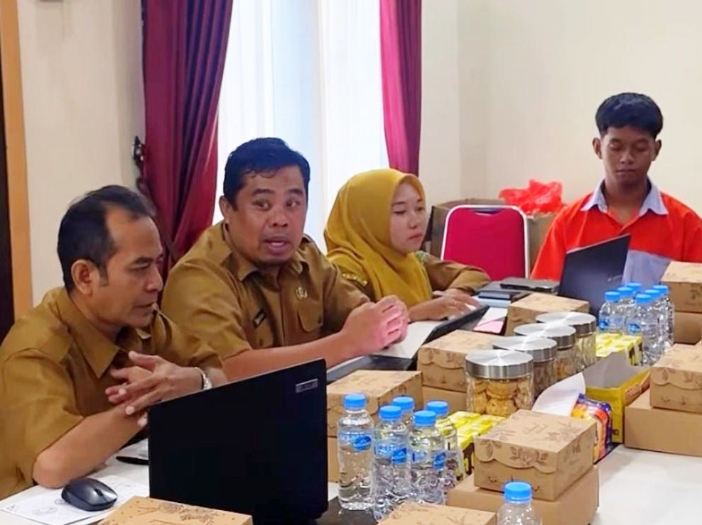 Sekretaris Disbudpar Kabupaten PPU, Suparman (tengah)
