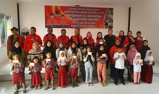 DPD PDI Perjuangan Sumut menyalurkan tali asih kepada siswa korban Makan Bergizi Gratis (MBG) di Kecamatan Galang, Kabupaten Deliserdang