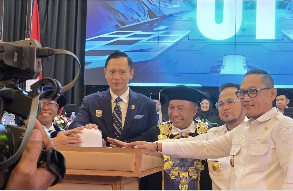 Menteri AHY bersama Rektor, Gubernur dan Wagub Seno Aji meresmikan secara simbolis Kerjasama Konsorsium Institut Teknologi Negeri di Indonesia (ITX).