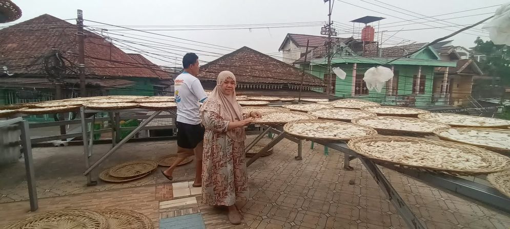 Pelaku usaha, Hj Eva Yunus hingga kini masih mengandalkan energi matahari langsung untuk mengeringkan kemplang dan kerupuk khas Palembang yang diproduksinya
