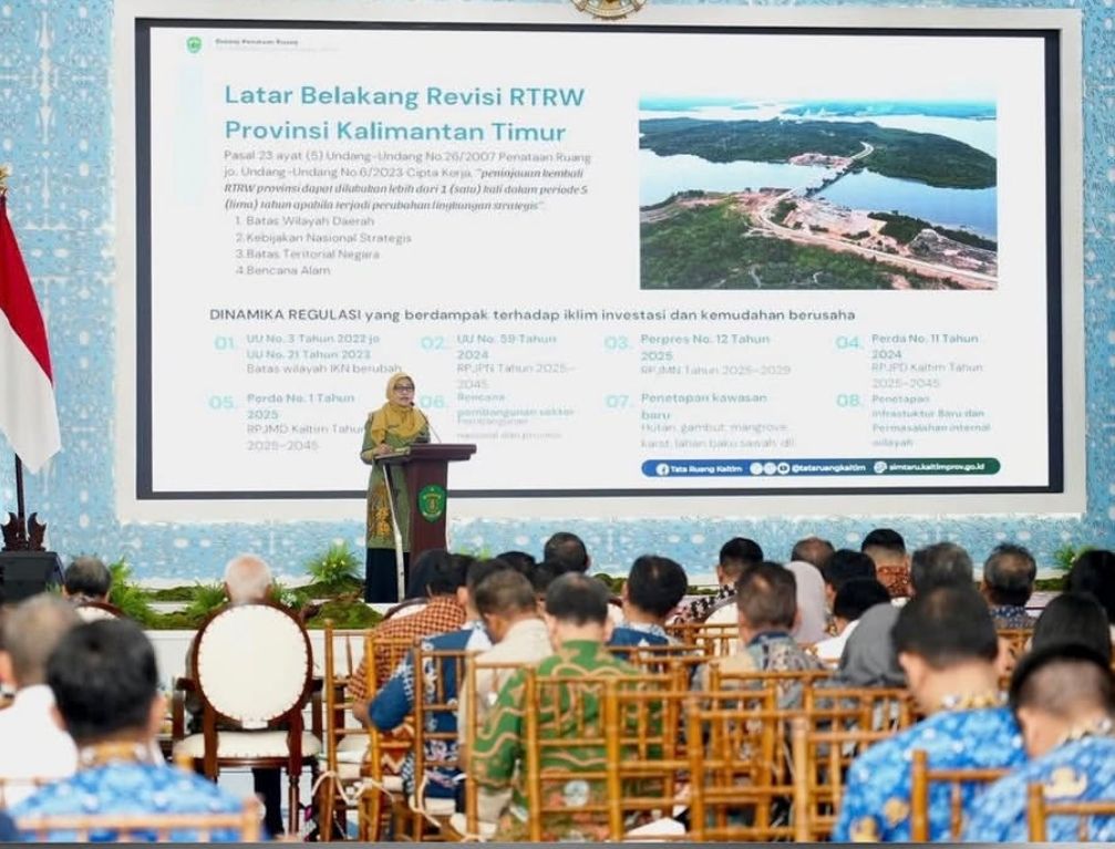 Sekda Kaltim Sri Wahyuni membuka forum konsultasi publik revisi RDTR Kaltim. 