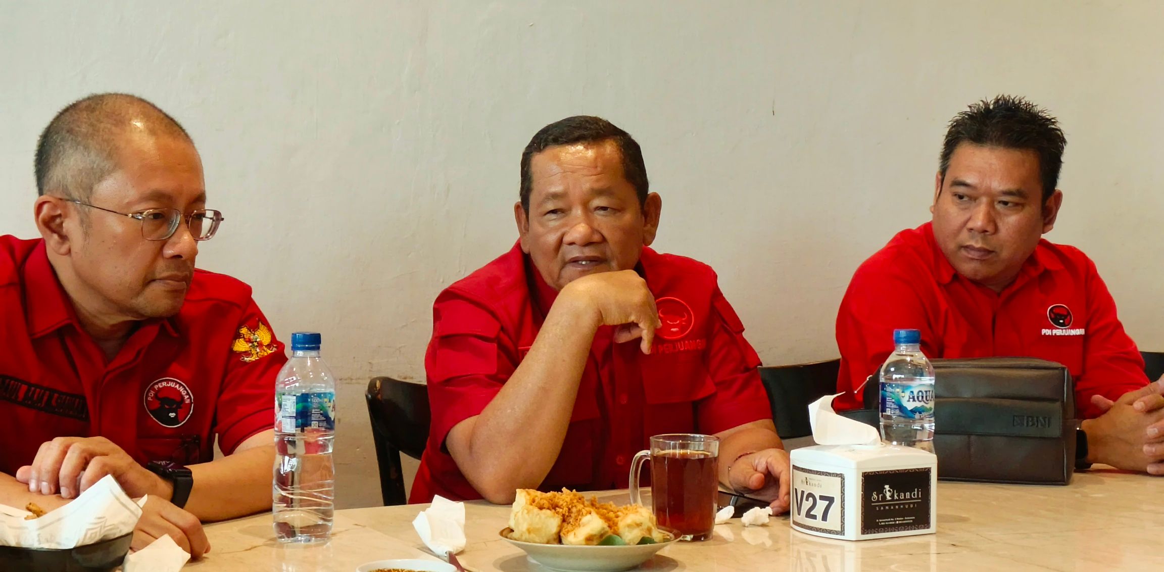 Ketua DPD PDI Perjuangan Sumut sekaligus anggota Komisi XIII DPR Rapidin Simbolon (tengah)