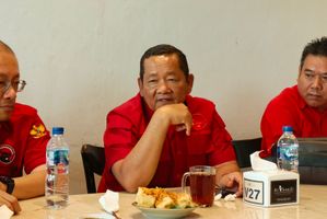 Ketua DPD PDI Perjuangan Sumut sekaligus anggota Komisi XIII DPR Rapidin Simbolon (tengah)