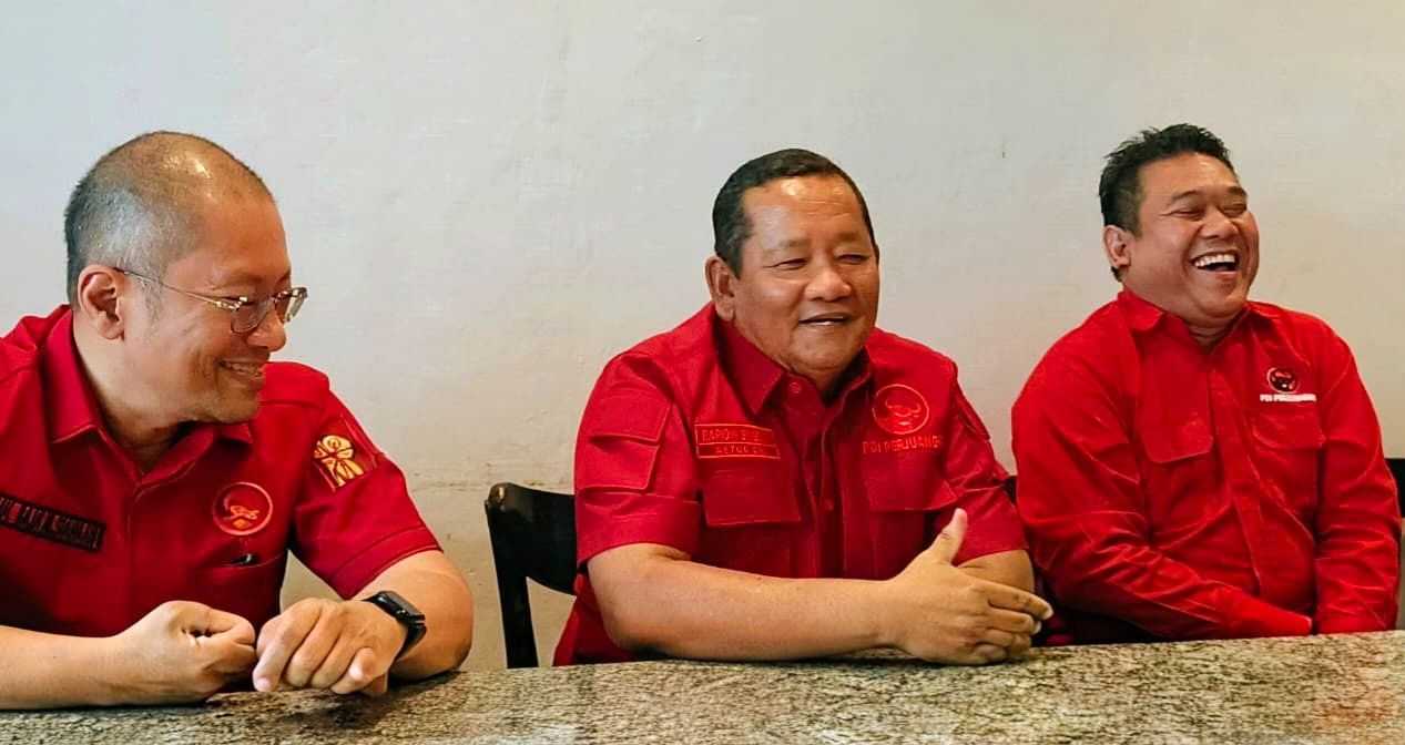Ketua DPD PDI Perjuangan Sumut (tengah) Rapidin Simbolon bersama Sutrisno Pangaribuan (kanan) dan Paul Baja Siahaan