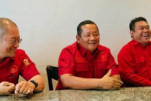  Ketua DPD PDI Perjuangan Sumut (tengah) Rapidin Simbolon bersama Sutrisno Pangaribuan (kanan) dan Paul Baja Siahaan 
