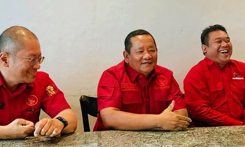  Ketua DPD PDI Perjuangan Sumut (tengah) Rapidin Simbolon bersama Sutrisno Pangaribuan (kanan) dan Paul Baja Siahaan 