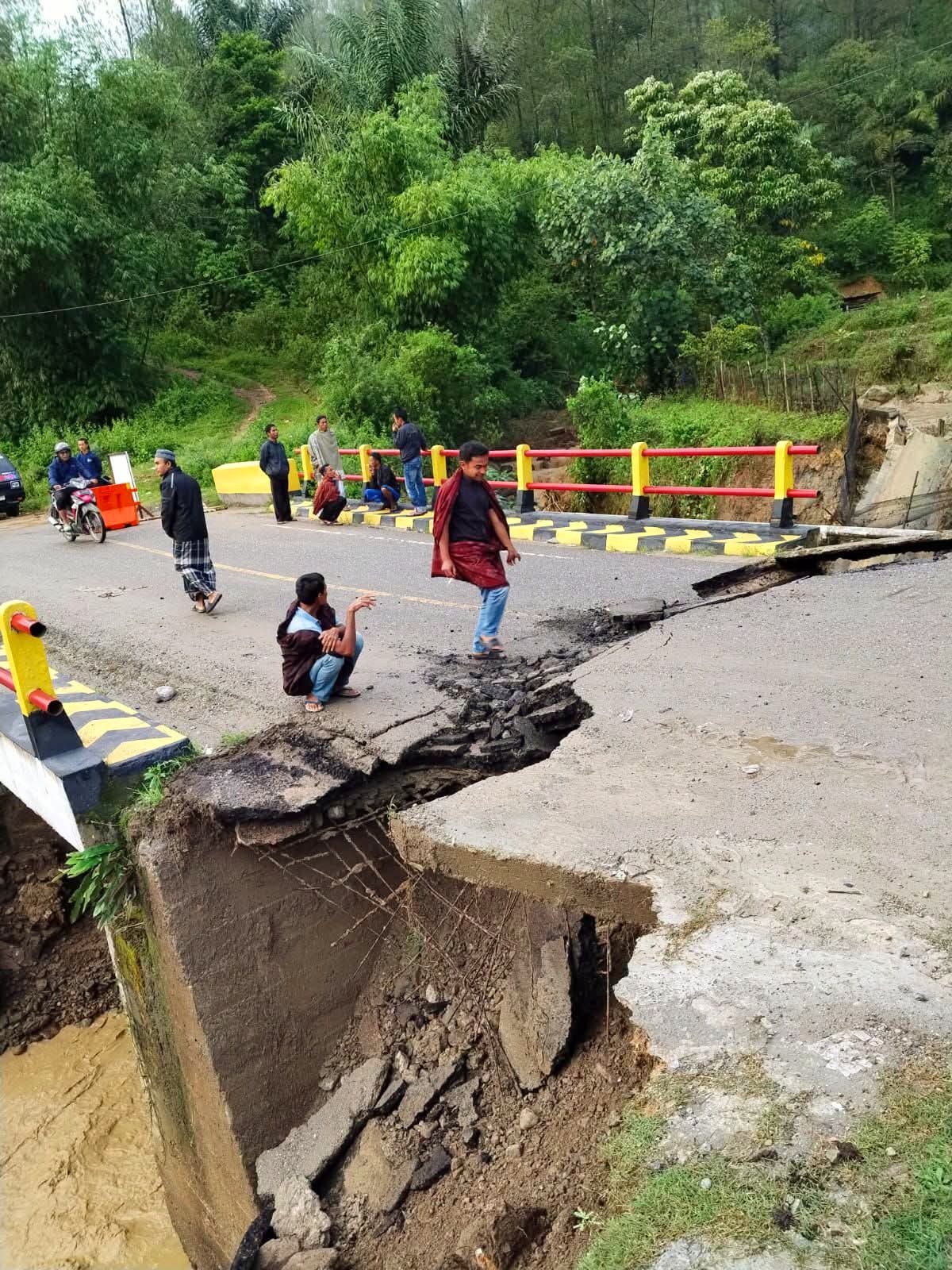 
Kondisi wilayah terdampak banjir dan tanah longsor di Kabupaten Gayo Lues, Provinsi Aceh, Jumat (9/10)