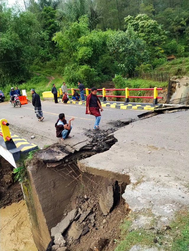 Kondisi wilayah terdampak banjir dan tanah longsor di Kabupaten Gayo Lues, Provinsi Aceh, Jumat (9/10)