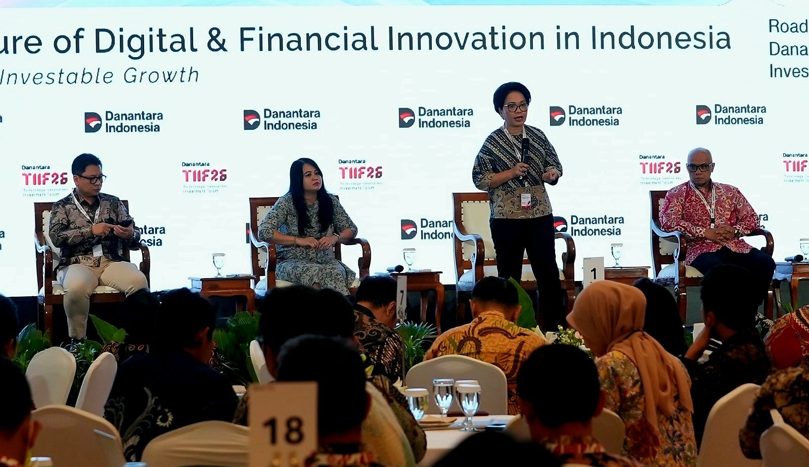 Direktur Enterprise and Business Service Telkom Veranita Yosephine menyampaikan paparan dalam sesi panel “The Future of AI in Indonesia” pada rangkaian Road to DTIIF 2026 di Auditorium Wisma Danantara Indonesia, Jakarta