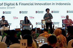 Direktur Enterprise and Business Service Telkom Veranita Yosephine menyampaikan paparan dalam sesi panel “The Future of AI in Indonesia” pada rangkaian Road to DTIIF 2026 di Auditorium Wisma Danantara Indonesia, Jakarta